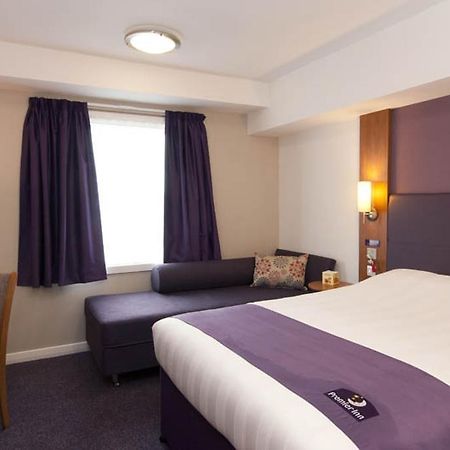 Premier Inn London Gatwick Airport South - London Road Crawley  Exterior photo