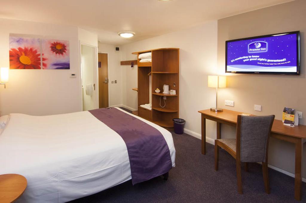 Premier Inn London Gatwick Airport South - London Road Crawley  Exterior photo