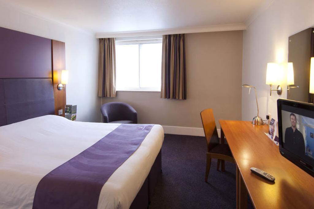 Premier Inn London Gatwick Airport South - London Road Crawley  Exterior photo