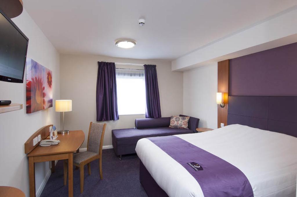 Premier Inn London Gatwick Airport South - London Road Crawley  Exterior photo