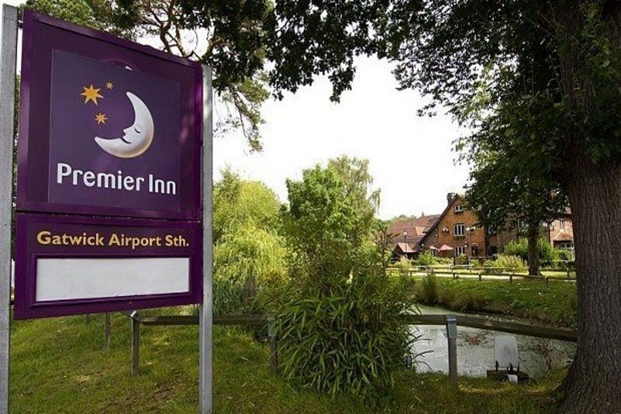 Premier Inn London Gatwick Airport South - London Road Crawley  Exterior photo