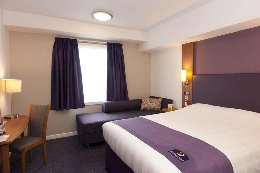 Premier Inn London Gatwick Airport South - London Road Crawley  Exterior photo